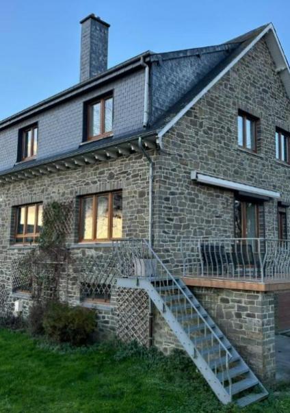 Maison entièrement rénovée, disponible à la location à Paliseul